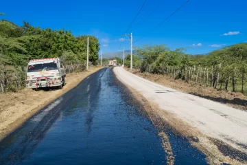 Gobierno ahorra millones de pesos con reciclaje de asfalto,  sostiene Deligne Ascención