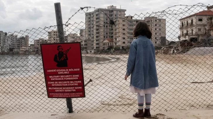 Varosha, la ciudad fantasma que estuvo abandonada desde la división de Chipre hace 50 años (y su reciente reapertura al turismo)