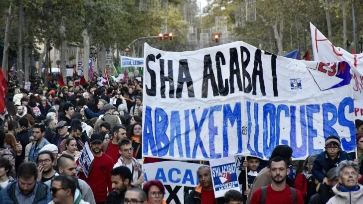 'Se acabó. Bajemos los alquileres': la masiva protesta en Barcelona para exigir que se respete el derecho a la vivienda