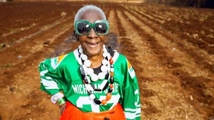 La abuela con unas gruesas gafas de sol que se convirtió en un improbable ícono de la moda