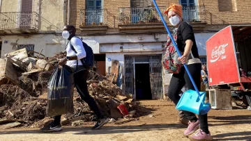 'Solo el pueblo salva al pueblo': el lema de rabia y resiliencia que se extiende en las zonas arrasadas de Valencia