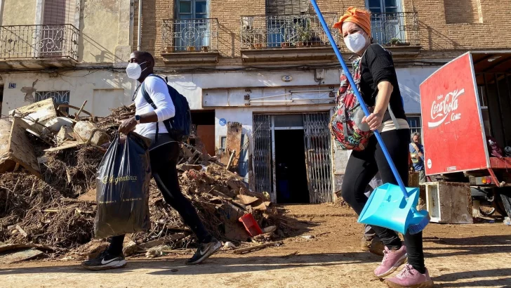 'Solo el pueblo salva al pueblo': el lema de rabia y resiliencia que se extiende en las zonas arrasadas de Valencia