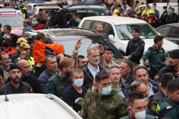 Estallido de ira contra los reyes de España y Sánchez en su visita a las zonas inundadas; les lanzan lodo