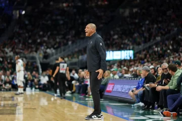 NBA multa con 25.000 dólares a Doc Rivers por criticar a los árbitros pese a tener razón