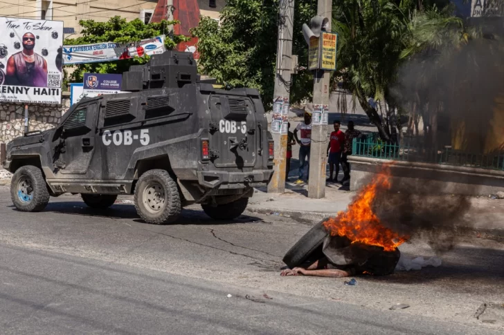 Haití sigue bajo asedio de bandas, aunque algunas actividades se reanudan