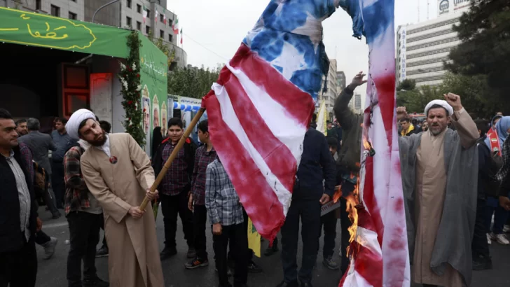 Miles de personas conmemoran en Irán la toma de rehenes en la embajada de EEUU en 1979