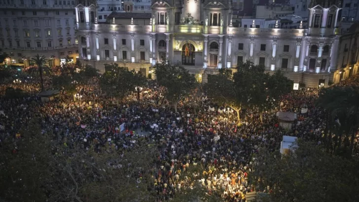 Valencia manifiesta su hartazgo contra la gestión política del diluvio mortal