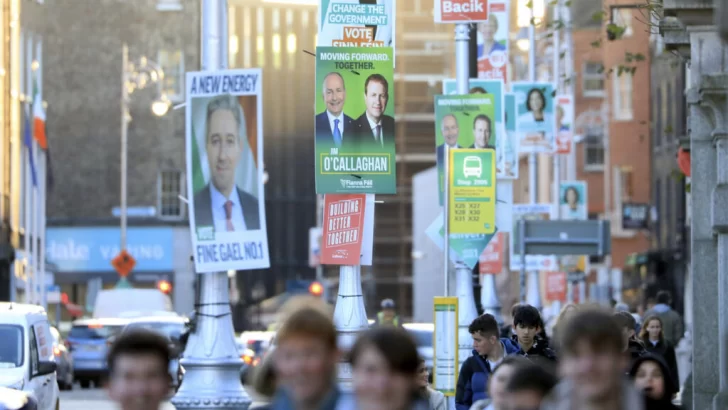 Las elecciones en Irlanda se perfilan como una contienda reñida, en un contexto social tenso