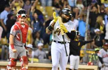 Aderlin Rodríguez pega grand slam y Águilas vienen de atrás para vencer a Leones