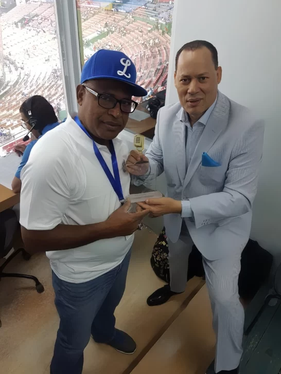 Billy-Reynoso-con-gorra-del-Licey-junto-a-Franklin-Mirabal.-546x728