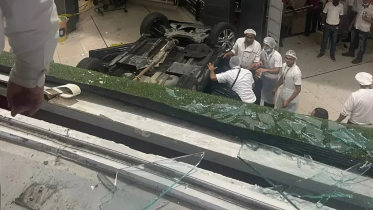 Cae vehículo desde estacionamiento de Supermercado Nacional de la 27 de Febrero