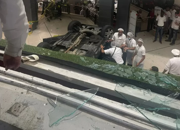 Cae vehículo desde estacionamiento de Supermercado Nacional de la 27 de Febrero