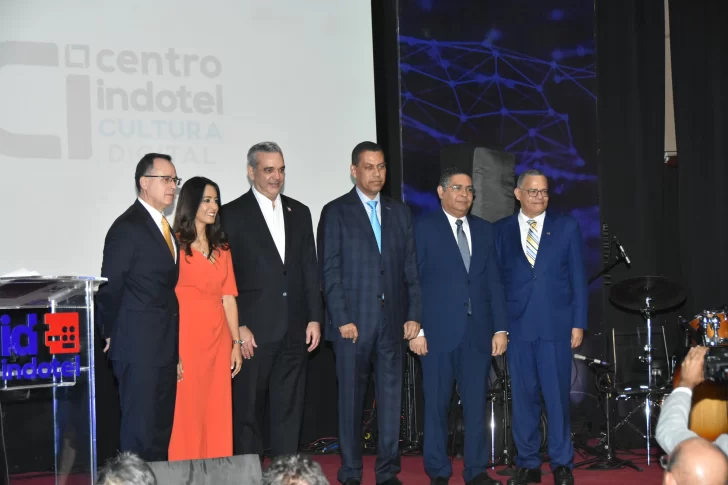 Consejo-Directivo-del-INDOTEL-y-el-presidente-Luis-Abinader-728x485