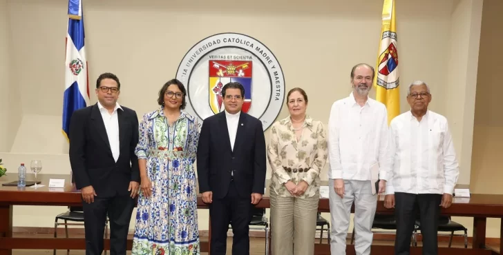 De-izquierda-a-derecha-Ruben-Silie-Juan-Villoro-Virginia-Flores-Secilio-Espinal-Minerva-del-Risco-y-Wilson-Enrique-Genao-728x370