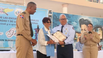 Dilenia Jiménez: a sus 84 años se graduó de las Escuelas Vocacionales de las FF.AA y hoy inspira a los jóvenes en Azua