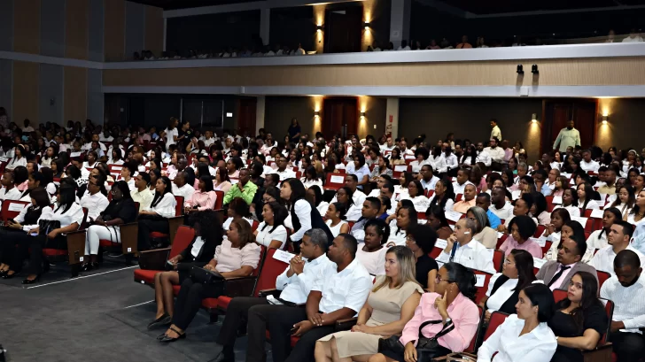 Gradúan a más de 1,000 docentes en programa de inducción al sistema educativo