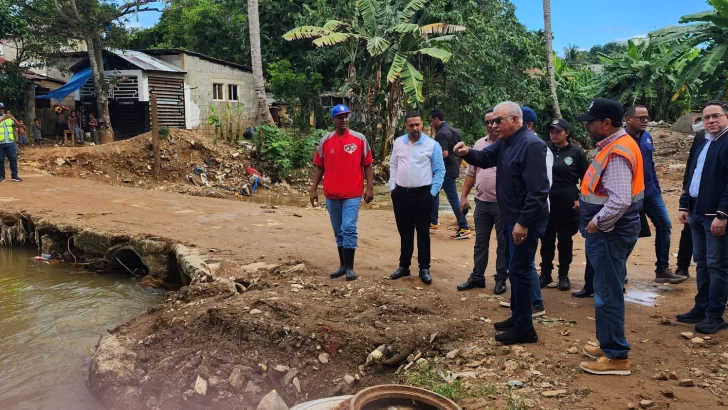 Ministro Administrativo de la Presidencia visita a damnificados por las lluvias en Samaná