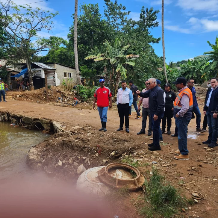 Ministro Administrativo de la Presidencia visita a damnificados por las lluvias en Samaná