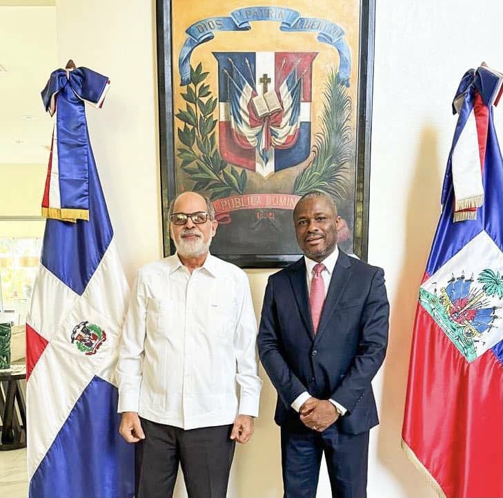 El-canciller-haitiano-Harvel-Jean-Baptiste-y-el-embajador-de-la-Republica-Dominicana-en-Haiti-Faruk-Miguel-Castillo