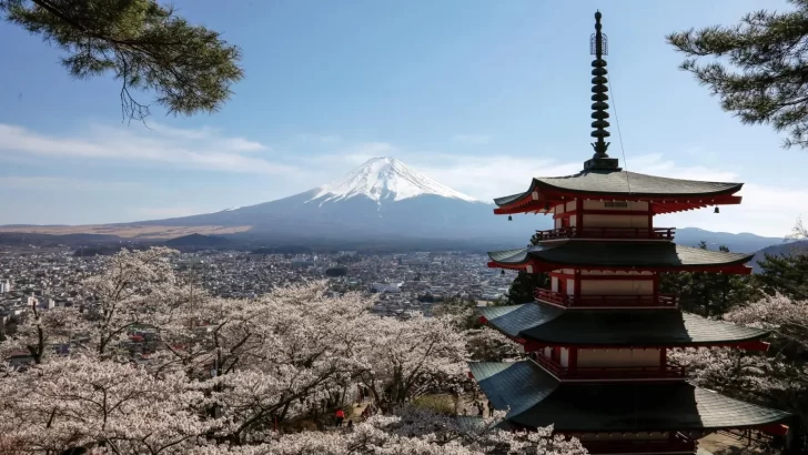 El emblemático monte Fuji registra su nieve más tardía en 130 años