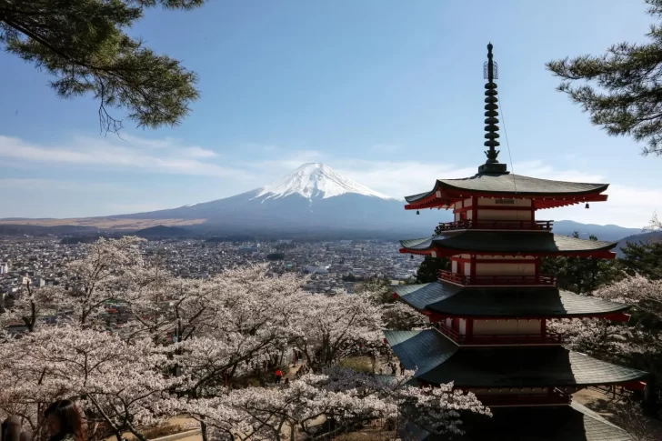 El emblemático monte Fuji registra su nieve más tardía en 130 años