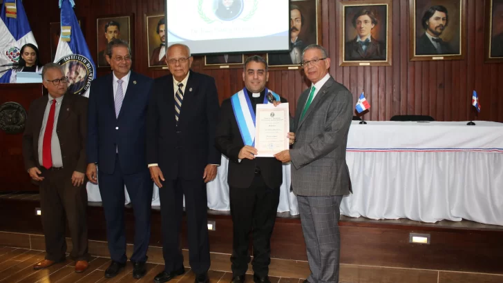 Rector de la UCNE juramentado como miembro de honor del Instituto Duartiano Rector de la UCNE juramentado como miembro de honor del Instituto Duartiano