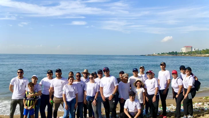 Voluntarios de Motor Crédito recogen 1,000 libras de residuos en Playa Montesinos