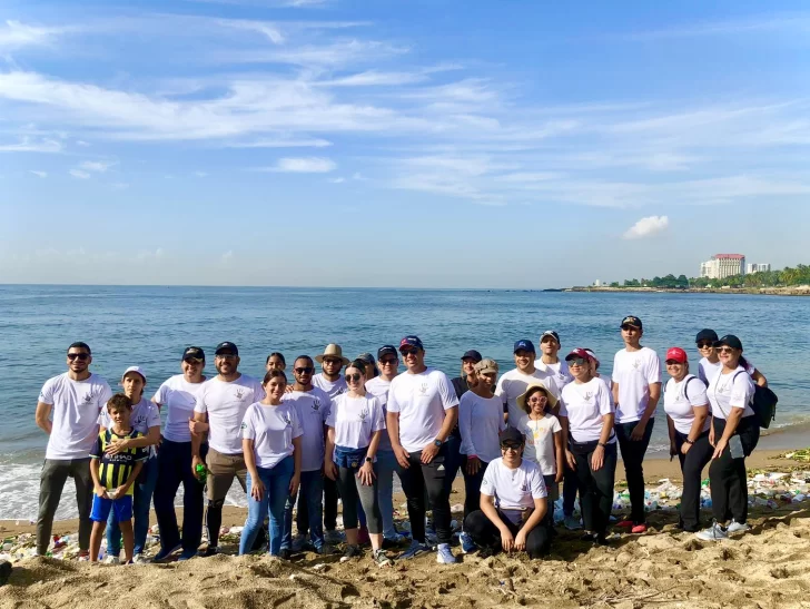 Voluntarios de Motor Crédito recogen 1,000 libras de residuos en Playa Montesinos