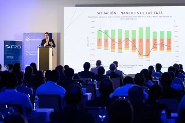 La crisis financiera de las EDES y el incremento tarifario centran debate sobre futuro económico de RD