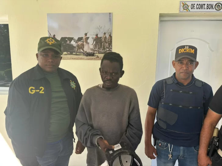 Ejército detiene y entrega a la Policía al ciudadano haitiano que agredió médicos en hospital Darío Contreras