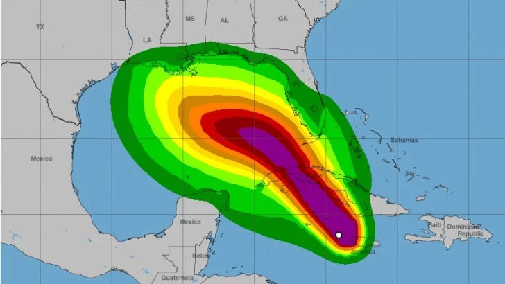 Rafael ya es huracán y sigue su ruta hacia las Islas Caimán y Cuba