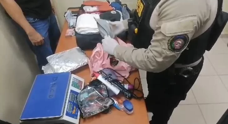 Autoridades arrestan a mujer con dos paquetes de cocaína en Aeropuerto Cibao 