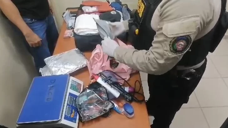 Autoridades arrestan a mujer con dos paquetes de cocaína en Aeropuerto Cibao 