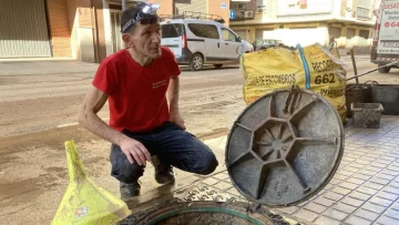 Los devastados pueblos de Valencia no pueden contar con sus alcantarillas taponadas por el barro