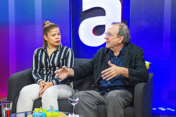 José Manuel Fajardo observa un 'avance enorme' en la Feria del Libro de Santo Domingo