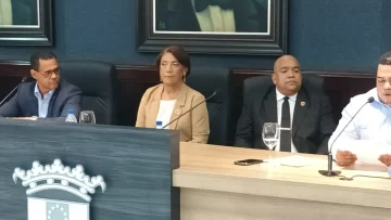 Juramentan a Amparo Custodio como alcaldesa del municipio La Vega