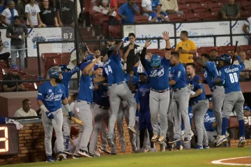 Licey blanquea a Gigantes; Leones vence a Estrellas y Águilas a Toros