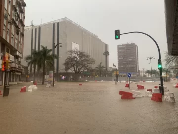 Las trombas de agua y granizo inundan algunas de las principales avenidas de Málaga