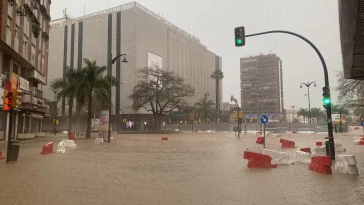 Las trombas de agua y granizo inundan algunas de las principales avenidas de Málaga