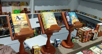 Los-libros-en-miniatura-en-pabellon-de-llibreros.-728x388