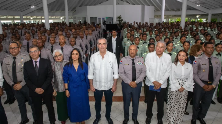 Abinader presidió graduación de primeros policías formados bajo la reforma policial