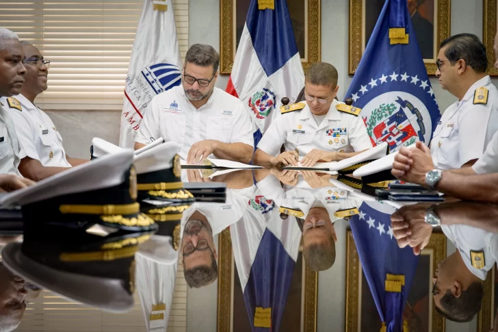 Medio Ambiente y la Armada firman acuerdo para proteger las Dunas de Baní