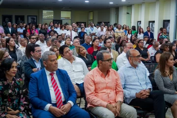 Parte-del-publico-que-asistio-a-la-presentacion-del-libro-Actua-hoy-de-Gloria-Reyes-728x485