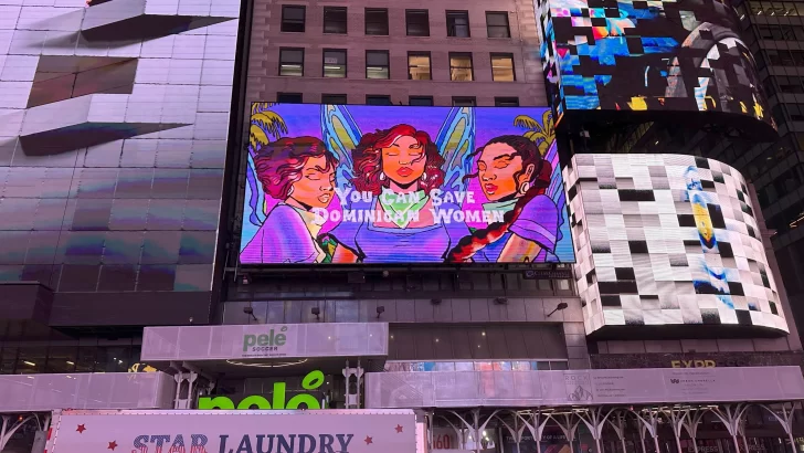 Valla publicitaria en Times Square denuncia prohibición del aborto en República Dominicana