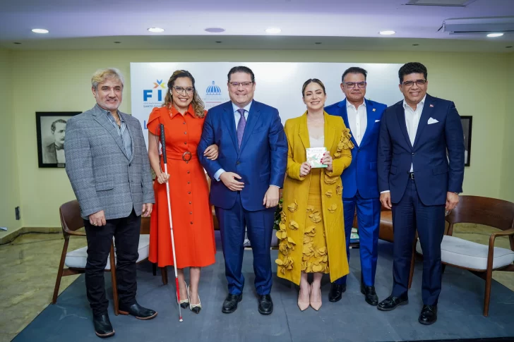 Roberto-Davila-Francina-Hungria-Andres-Vanderhorst-Gloria-Reyes-Eduardo-Sanz-Lovaton-y-Dio-Astacio-en-la-presentacion-del-libro-Actua-hoy-de-la-autoria-de-Gloria-Reyes-728x485