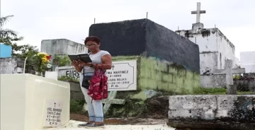 Senora-en-tumba-de-un-familiar-en-cementerio-dominicano.-Fuente-externa