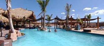 Una-de-las-piscinas-para-cruceristas-en-Port-Cabo-Rojo.-728x328