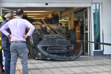 Momento en el que vehículo cae de parqueo de supermercado; empresa confirma son cuatro heridos