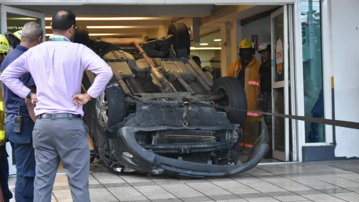 Momento en el que vehículo cae de parqueo de supermercado; empresa confirma son cuatro heridos