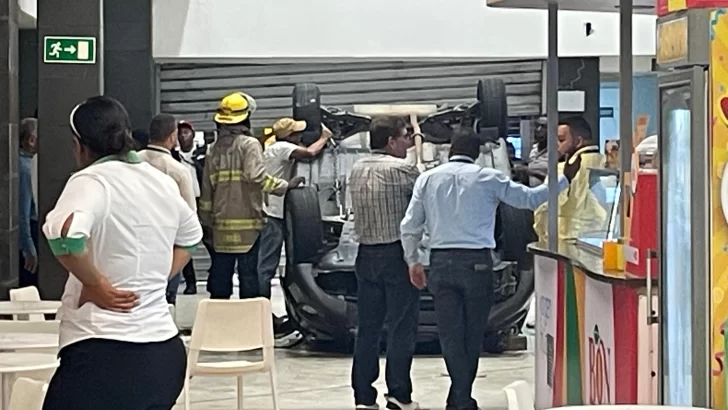 Conductor del vehículo que cayó desde parqueo de supermercado fue el único herido